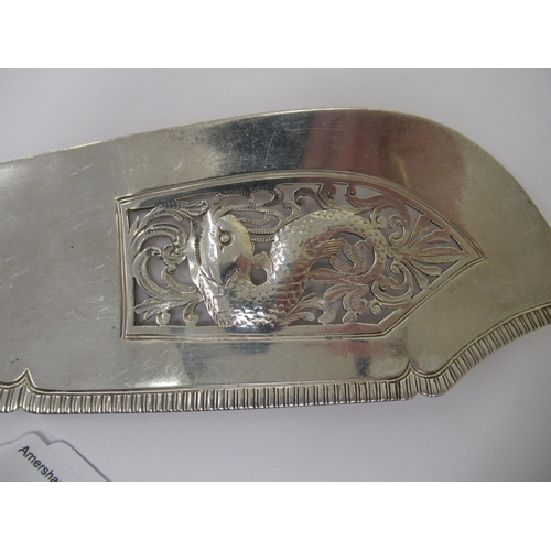 204 - A George IV silver fiddle pattern fish slice, the blade with a gadrooned border, pierced, engraved a... 