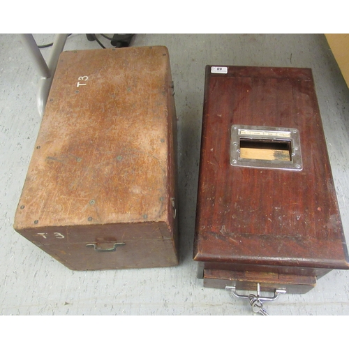 68 - An early 20thC retailer's lockable mahogany box type cash register  7