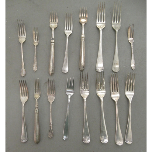 86 - Silver plated cutlery and flatware: to include a set of six early 20thC fish knives and forks, on bo... 