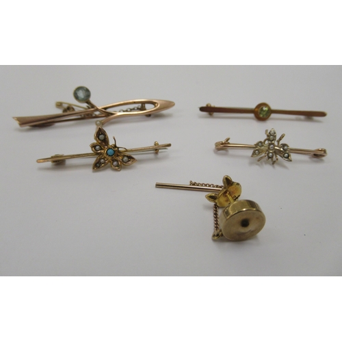 91 - Four dissimilar yellow/gold coloured metal variously set bar brooches; and a tie pin, on a safety ch... 