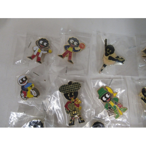 138 - Approx. twenty modern Robinson's Golly Golden Shred and other brooches