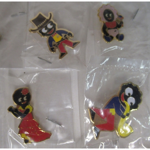 138 - Approx. twenty modern Robinson's Golly Golden Shred and other brooches