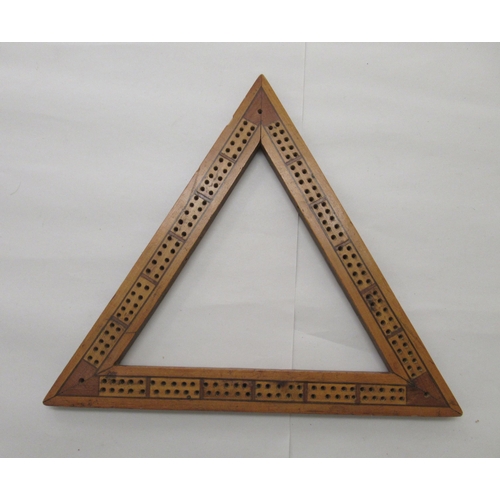 101 - An early 20thC mahogany box, the hinged marquetry lid arranged as a cribbage board  10.5