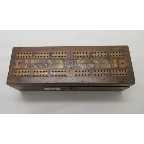 101 - An early 20thC mahogany box, the hinged marquetry lid arranged as a cribbage board  10.5