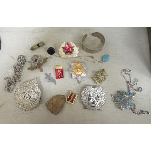 154 - Collectable items: to include replica brass bullets, cap badges and smoker's pipes