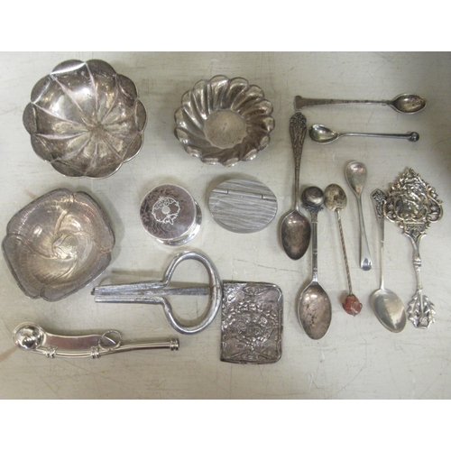 154 - Collectable items: to include replica brass bullets, cap badges and smoker's pipes