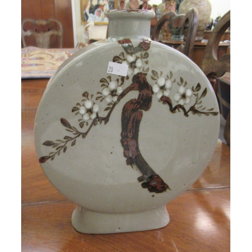 20 - Oriental porcelain collectables: to include a Japanese charger, decorated with a bird of prey  ... 