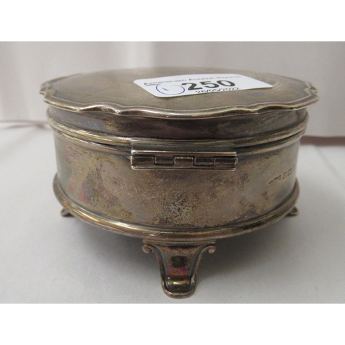 250 - A silver ring box with a piecrust design, hinged lid, on splayed feet  Birmingham 1924  4