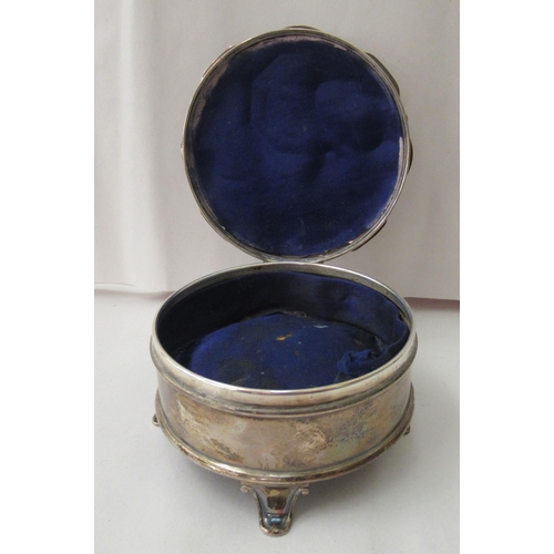 250 - A silver ring box with a piecrust design, hinged lid, on splayed feet  Birmingham 1924  4