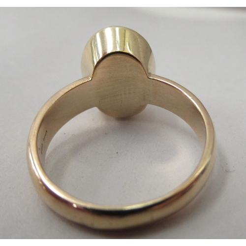 316 - A 9ct gold set ring with a cabochon coloured stone