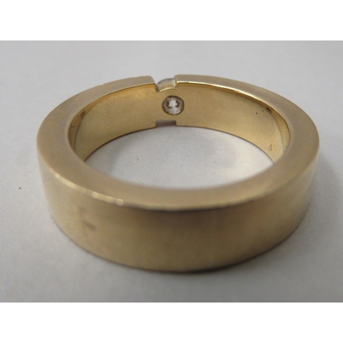 323 - An 18ct gold single stone, diamond wedding ring