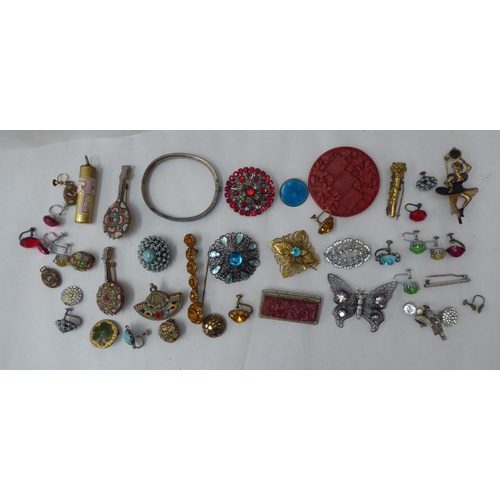 96 - Items of personal ornament: to include brooches and an enamel hinged bracelet