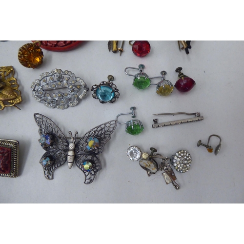 96 - Items of personal ornament: to include brooches and an enamel hinged bracelet