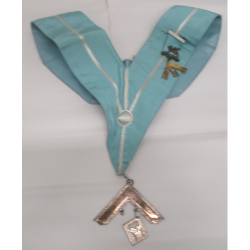 110 - Masonic related collectables: to include a 9ct gold pin; ephemera and badges&nbsp;