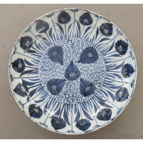 197 - A late 18thC Chinese Kangxi porcelain dish, decorated in blue and white with flowerheads and a borde... 