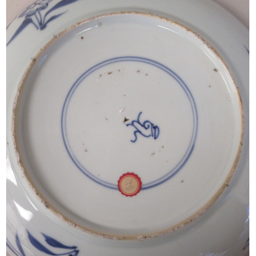 197 - A late 18thC Chinese Kangxi porcelain dish, decorated in blue and white with flowerheads and a borde... 