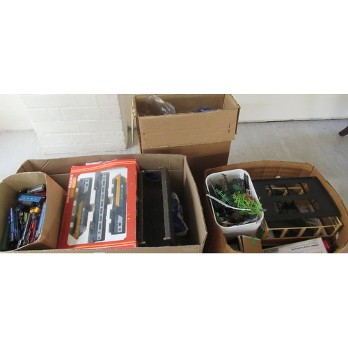 204 - Model electric railway components and accessories, mixed gauges: to include locomotives and track