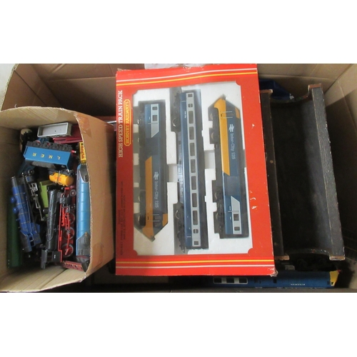 204 - Model electric railway components and accessories, mixed gauges: to include locomotives and track