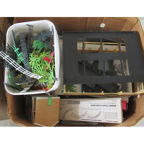 204 - Model electric railway components and accessories, mixed gauges: to include locomotives and track