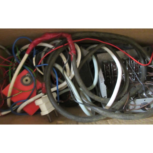 204 - Model electric railway components and accessories, mixed gauges: to include locomotives and track