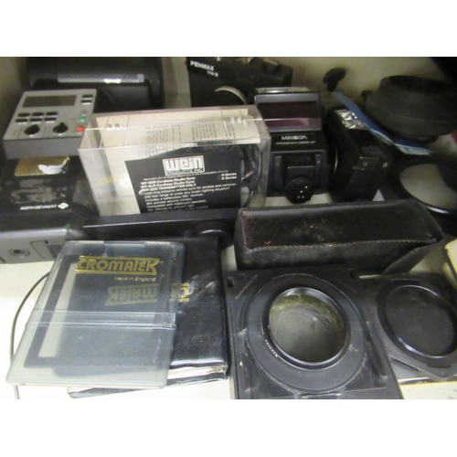 59 - Photographic equipment: to include a Penmax YN3 camera; and flashbulbs