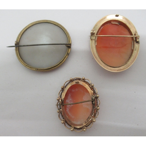 81 - Items of personal ornament: to include a 9ct gold framed cameo brooch; and a triple strand pearl nec... 