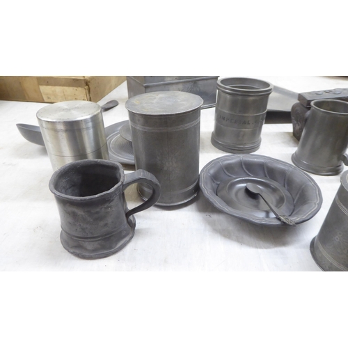 12 - 19th and 20thC metalware, mainly pewter tableware: to include a graduated set of tankards 