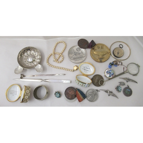 161 - Coins, medallions and personal ornaments: to include brooches