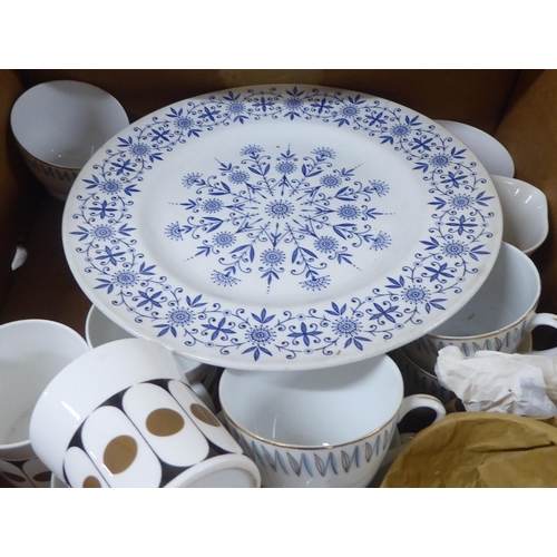 255 - Ceramics: to include crested china