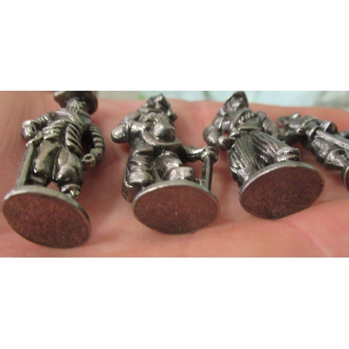 79 - A large quantity of cast metal model soldiers  1.5