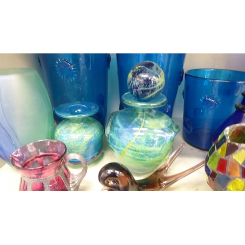 97 - Decorative art glass: to include a Mdina vase  6