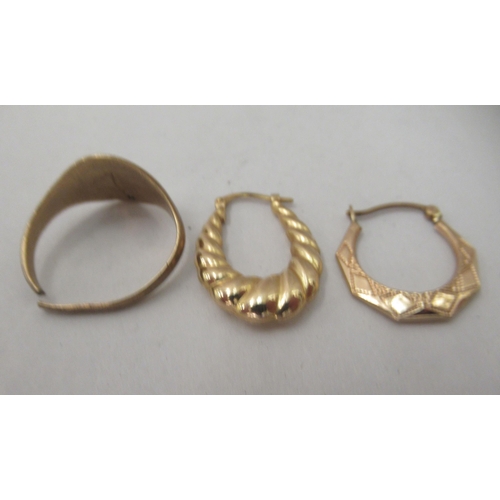 260 - Gold and yellow metal jewellery: to include a 9ct gold earring