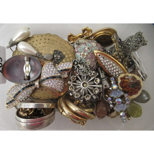 269 - Costume jewellery: to include a silver bangle 