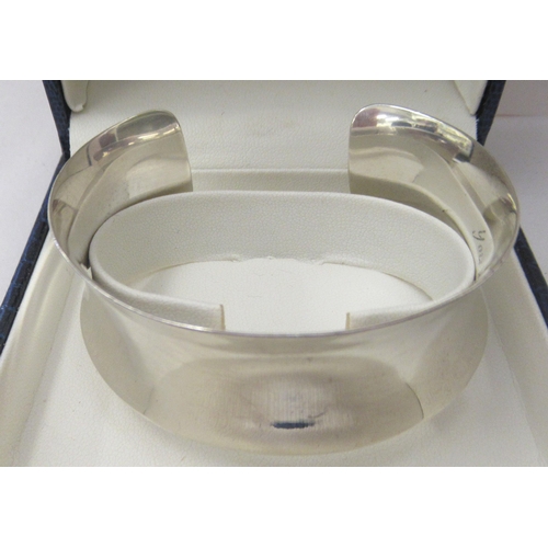 269 - Costume jewellery: to include a silver bangle 