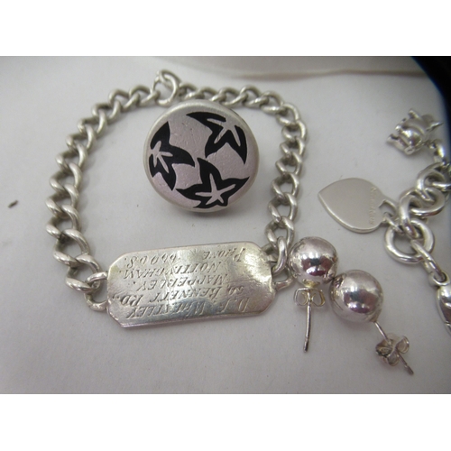 93 - Silver, silver coloured and white metal jewellery: to include dress rings; and four charm bracelets&... 