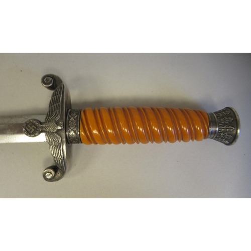 210 - A German Third Reich era army officers dagger, the spiral moulded orange phenol grip with a stiff le... 