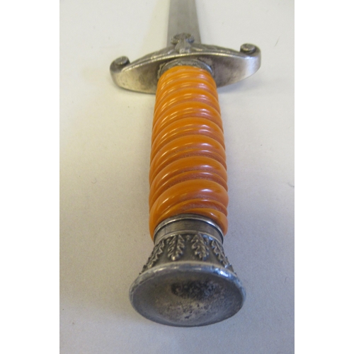 210 - A German Third Reich era army officers dagger, the spiral moulded orange phenol grip with a stiff le... 