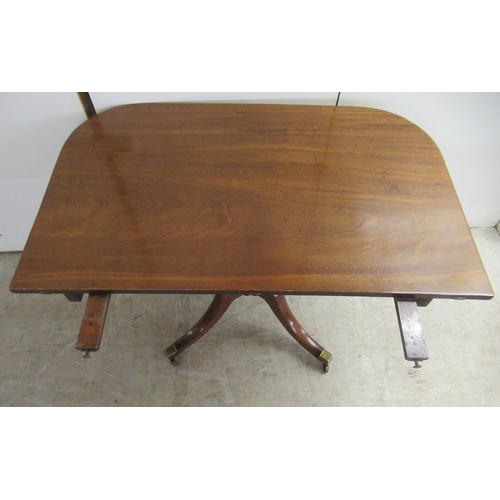 52 - An early 19thC mahogany dining table, comprising a pair of tip-top D-ends with reed carved edges, ra... 