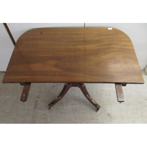 52 - An early 19thC mahogany dining table, comprising a pair of tip-top D-ends with reed carved edges, ra... 