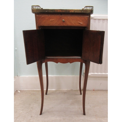 88 - An early 20thC French kingwood bedside/pot cupboard, having a brass galleried, multi-coloured marble... 