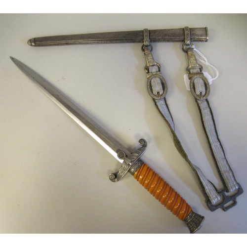 214 - A German Third Reich era army officer's dagger, the spiral moulded orange phenol grip with a stiff l... 