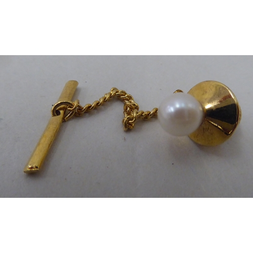 362 - A yellow metal pearl set tie stud 