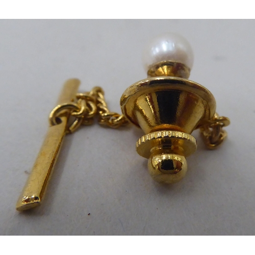 362 - A yellow metal pearl set tie stud 