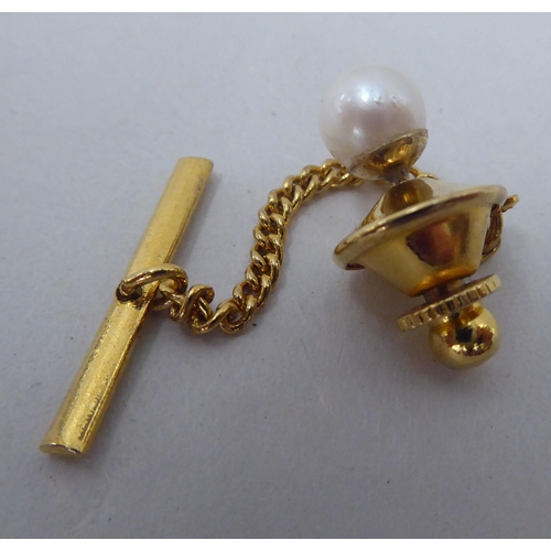 362 - A yellow metal pearl set tie stud 