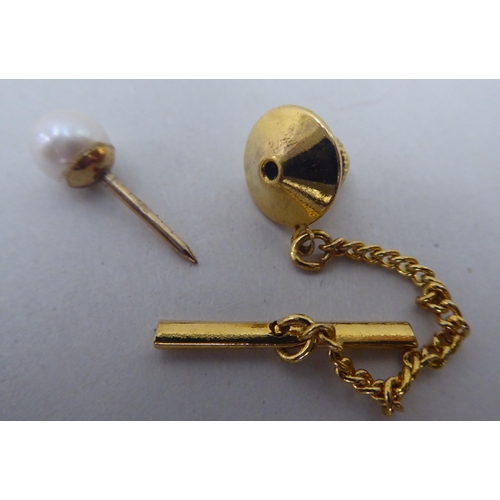 362 - A yellow metal pearl set tie stud 