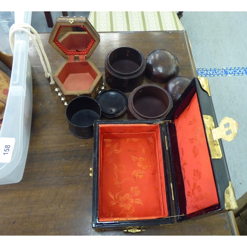 158 - Treen: to include a red lacquered box and cover, decorated with Japanese figures  4