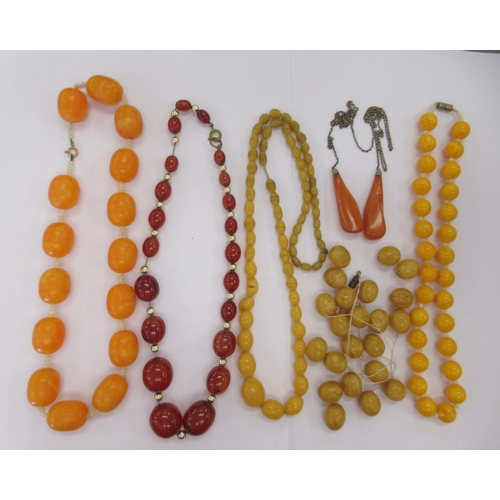 165 - Amber coloured bead jewellery: to include a graduated bead necklace 