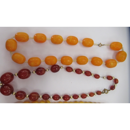 165 - Amber coloured bead jewellery: to include a graduated bead necklace 