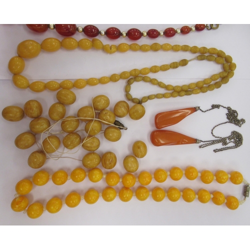 165 - Amber coloured bead jewellery: to include a graduated bead necklace 