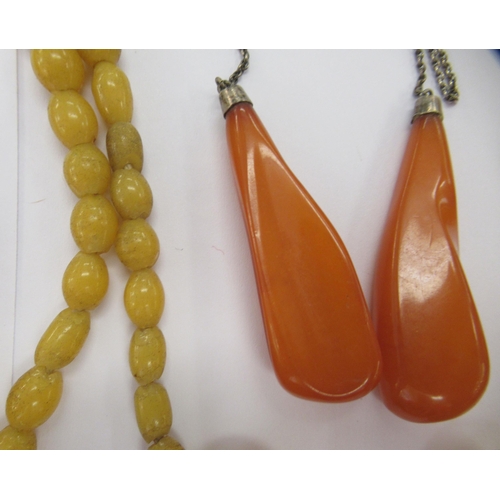 165 - Amber coloured bead jewellery: to include a graduated bead necklace 